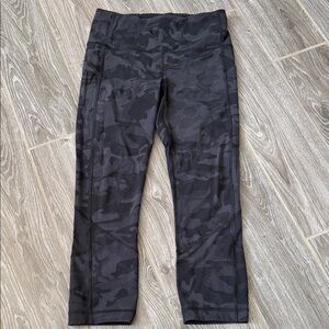 Lululemon Athletica womens black gray camo 3/4 length Leggings size 6 pockets
